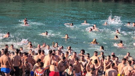 LEKARI UPOZORAVAJU Bez pregleda ne ulazite u ledenu vodu na Bogojavljenje – jedan pogrešan potez može da završi kobno