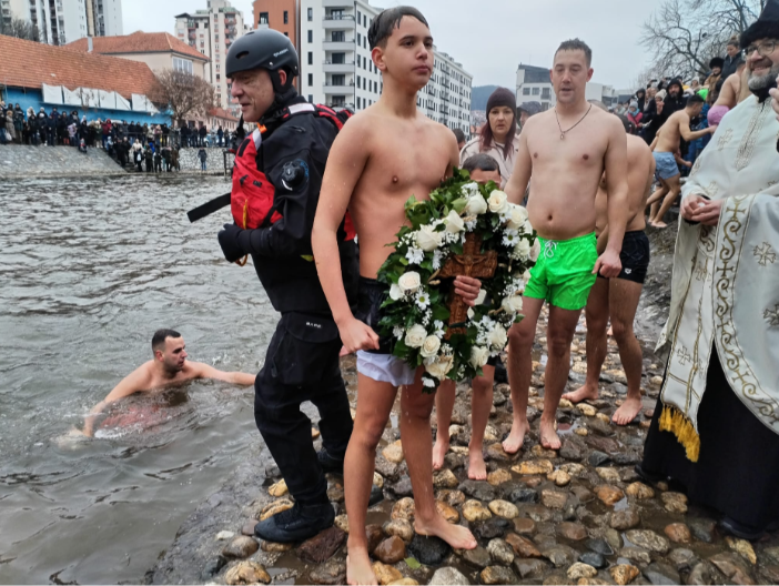 STRAHINJA (14) JE PRVI DOPLIVAO ZA ČASNI KRST Skočio je u ledenu Đetinju sa 111 Užičana