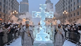 RUSI PLIVALI ZA ČASNI KRST NA -37! Oko 3.600 vernika na bogojavljenskom kupanju