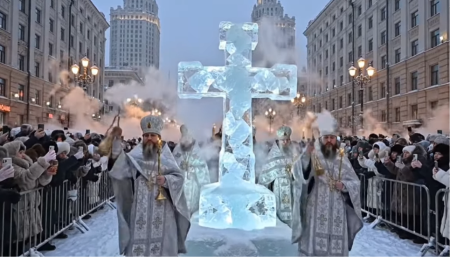 RUSI PLIVALI ZA ČASNI KRST NA -37! Oko 3.600 vernika na bogojavljenskom kupanju