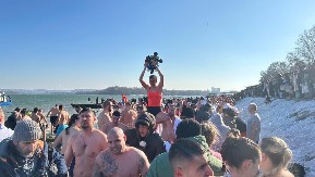 DEVOJKA JE ZEMUNSKI VITEZ! Maša prva doplivala do časnog krsta (VIDEO) 