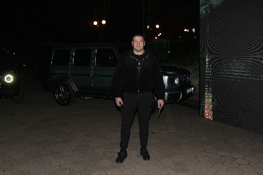 IMAO TEŠKO DETINJSTVO, A DANAS JE JEDAN OD NAJPLAĆENIJIH PEVAČA! Progovorio o bolnom periodu: "Prvi put sam sa 14 godina"