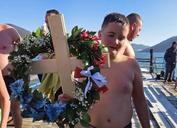 KAPA DOLE! Mladi Ognjen (12) prvi doplivao do Časnog krsta na Zlatarskom jezeru (FOTO)