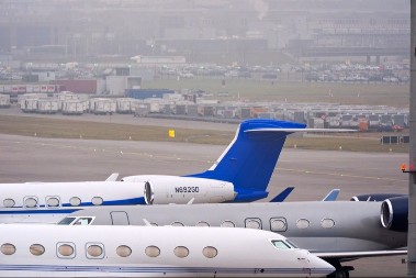 Privatni avioni preplavili Davos - najmoćniji ljudi sveta stigli na Svetski ekonomski forum