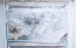 Nikada se više neće toliko nakupiti da ne može da se očistite danima: Evo kako da vam se led više nikada ne stvori u zamrzivaču