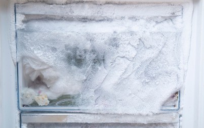 Nikada se više neće toliko nakupiti da ne može da se očistite danima: Evo kako da vam se led više nikada ne stvori u zamrzivaču