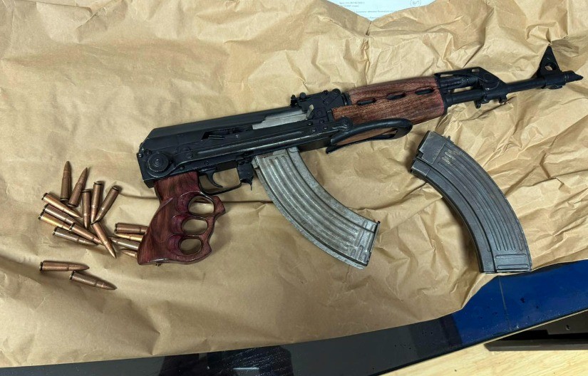 MUŠKARCU NA BATRVCIMA ZAPLENJENA AUTOMATSKA PUŠKA SA MUNCIJOM Oružje pronađeno u automobilu