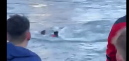 DRAMA ZA PLIVANJU ZA ČASNI KRST! Skočio u ledeni Vardar, nosila ga struja: Jedva spašen 