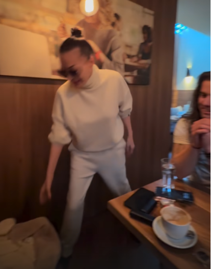 CECU U OVAKVOM IZDANJU DO SADA NISTE VIDELI Ušetala u kafić, pa prisutne ostavila bez teksta (VIDEO)