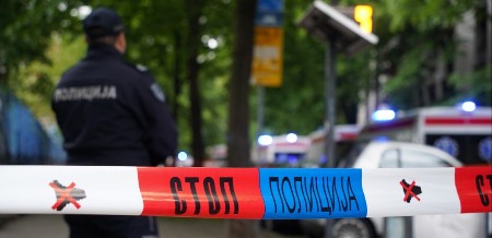  SAMO JE SEO Telo muškarca pronađeno je na klupi, kraj dečijeg igrališta