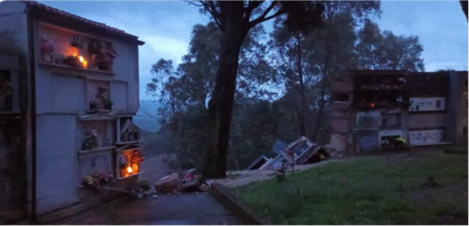 HOROR U ITALIJI: Groblje se urušilo, kovčezi pali u provaliju