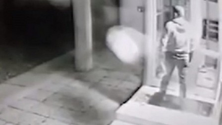 POLICIJA TRAGA ZA NENADOM ALAJBEGOVIĆEM ZBOG ORUŽJA Potraga raspisana posle pucnjave u restoranu u kojoj je ranjen njegov prijatelj