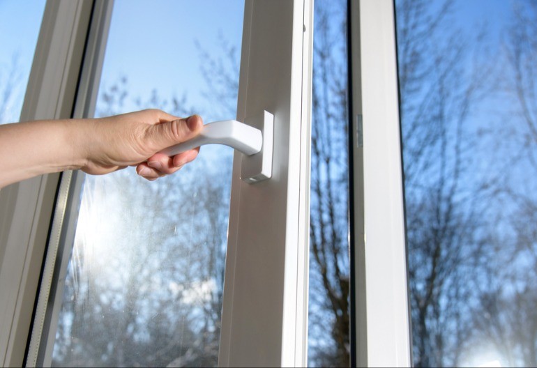 ZIMSKA GREŠKA KOJA UNIŠTAVA NOVČANIK: Ako ovako provetravate stan, bacate stotine evra na grejanje!