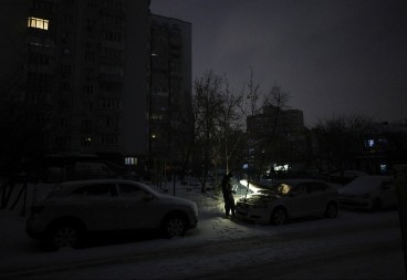 VIŠE OD MILION DOMAĆINSTAVA U KIJEVU JE BEZ STRUJE Stanovništvo se smrzava nakon ruskog napada