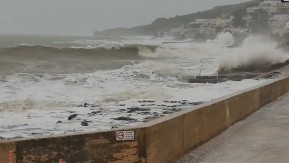 VETAR ČUPA STABLA, TALASI VISOKI I PO NEKOLIKO METARA Nezapamćena oluja pogodila jednu od omiljenih destinacija Srba