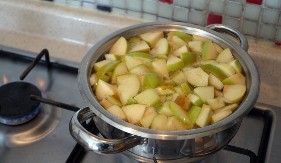 Žene u Srbiji masovno počele da kuvaju jabuke i piju toplu vodu: Evo u čemu je fora 