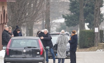 POČINJE SAHRANA MIKE ALEKSIĆA Kovčeg izložen u kapeli - stiglo oko 30 ljudi! (FOTO)