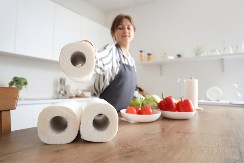 TRIK U KOJI SE KUNU SVE DOMAĆICE Stavite list ubrusa na OVO mesto u kuhinji i gledajte MAGIJU 