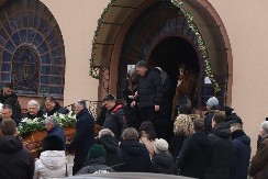 DULE SAVIĆ SA OVIM GLUMCEM NOSI KOVČEG MIKE ALEKSIĆA Održana sahrana režisera!