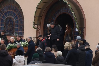 DULE SAVIĆ SA OVIM GLUMCEM NOSI KOVČEG MIKE ALEKSIĆA Održana sahrana režisera!