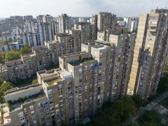 HOROR SCENA U ZGRADI Komšija prešao granicu – ostavio brutalnu poruku, njena reakcija JE LEGENDARNA (FOTO)