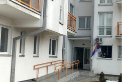 ŽENA OSTALA U ŠOKU Nije mogla da veruje kakvu joj je poruku KOMŠIJA ostavio na vratima (FOTO)