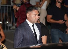 ŠOK SCENE! Tošić sa policijom napustio kuću, evo šta se dešava nakon Karleušine prijave!