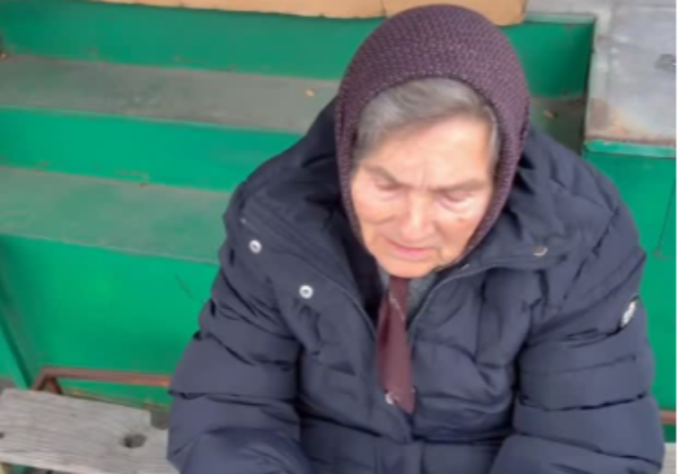 KORISNICI MREŽA GRCAJU U SUZAMA Tiktoker rasplakao Srbiju: Prišao baki na ulici, a onda je usledila PREEMOTIVNA SCENA (VIDEO)