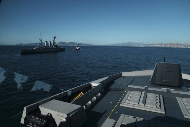 FRANCUSKA VOJSKA U AKCIJI: Brod je  iz Rusije, upali su na njega!