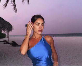 NAŠA PEVAČICA TROŠI 9.000 MESEČNO! Otišla na Maldive sa milionerom, skinula se i pokazala čime raspolaže (FOTO)