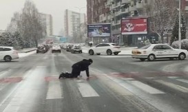 "NIJE ZAMENIO LETNJE CIPELE ZA ZIMSKE" Zbog snega puzao preko pešačkog prelaza, snimak zapalio mreže (VIDEO)