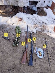 OVO JE ORUŽJE NAĐENO NA ZVEZDARI Čoveku u kući našli osam bombi, puške, pištolj... (FOTO)