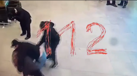 SNIMLJENO UŽASNO NASILJE U KIJEVU: Zaposleni u TCC-u tukli muškarca kolenom u glavu (VIDEO)