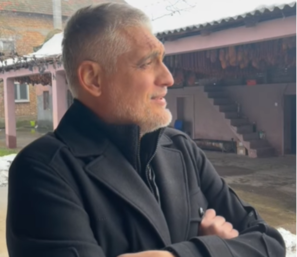 ČEDA JOVANOVIĆ OBJAVIO FOTOGRAFIJU IZ PORODIČNOG DOMA Već zaboravio na skandal sa izvršiteljima! 