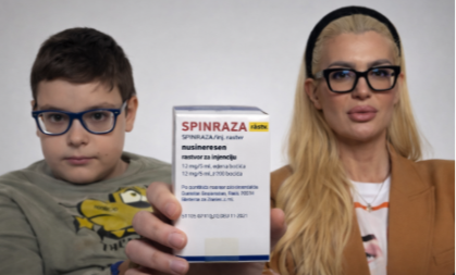 "ZAHVALNI SMO DRŽAVI, LEKARIMA, ŠTO JE MATIJA DANAS OVDE" Dečak koji ima SMA juče dobio skupi lek, oglasila se njegova mama