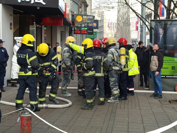 PRVI SNIMAK POŽARA U CENTRU BEOGRADA Šest vatrogasnih vozila na licu mesta