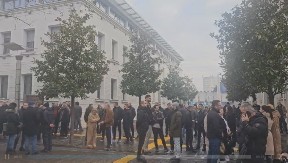 GRAĐANI ZETE PREBACILI PROTEST U PODGORICU: Ispred zgrade Glavnog grada uručuju odluku Skupštine opštine o zabrani gradnje kolektora