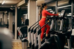 SKANDAL U TERETANI Snimak devojke na spravi za vežbanje RAZBESNEO INTERNET - pogledajte šta je uradila!