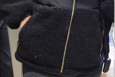 I PRODAVAČICA SE ZBUNILA: Hrvatica usred radnje zavukla ruku u jaknu i tamo našla pravi užas