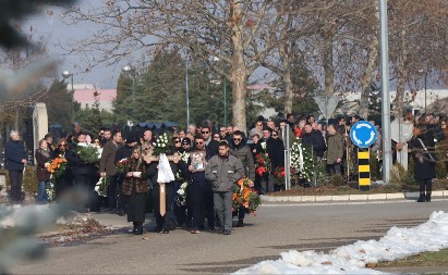 SAHRANJEN BRUTALNO UBIJENI ŽIVKO Porodica i prijatelji ispratili ga do večne kuće! (FOTO)