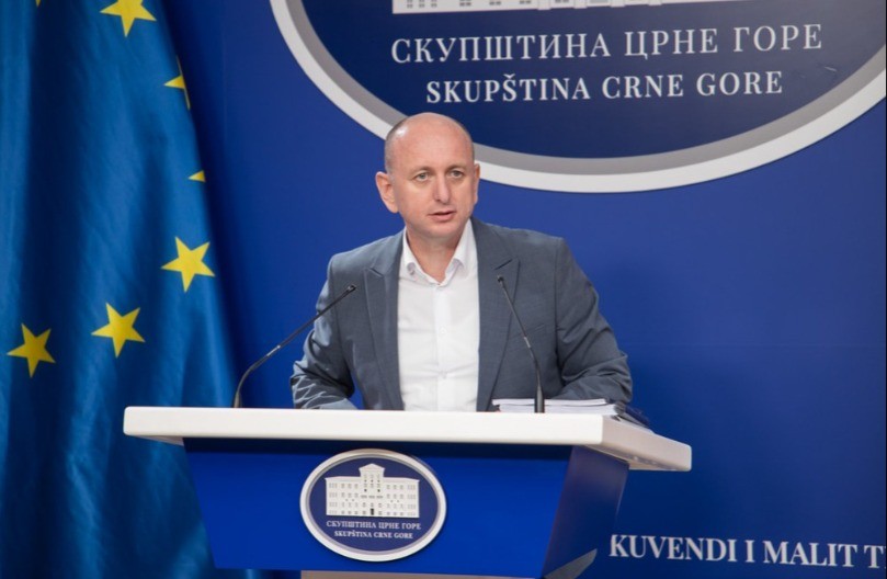 KNEŽEVIĆ RAZOTKRIVA MUJOVIĆA: Lažima o Vučiću pokušava da sakrije sopstvenu odgovornost