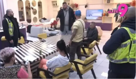 DRAMA USRED NOMINACIJE Obezbeđenje upalo u kuću, Janjuš nasrnuo na Jovanu (VIDEO)
