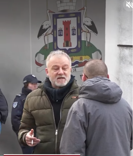 VERBALNI NASILJE ISPRED OPŠTINE KULA: Incidenti i ometanje rada novinara uoči sednice