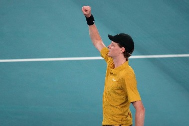 SINER SPREČIO SENZACIJU Italijan povraćao, hramljao i nekako prošao u osminu finala Australijan opena