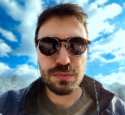 "PREVARILA ME JE SA NAJBOLJIM DRUGOM U WC-U" Našem glumcu devojka zabila nož u leđa, poslali mu i snimak vrele akcije 