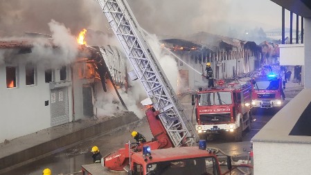 DRAMA U NOVOM PAZARU JOŠ UVEK TRAJE! Stižu snimci borbe sa vatrenom stihijim (FOTO/VIDEO)