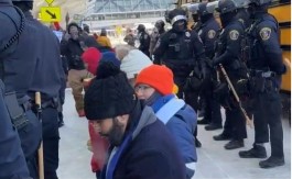 OBJAVLJEN SNIMAK HAPŠENJA DESETINE SVEŠTENIKA NA AERODROMU: Drama u Mineapolisu, demonstracije zbog operacija koje sprovode Trampovi agenti! (VIDEO)