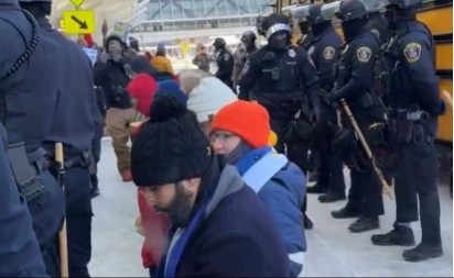 OBJAVLJEN SNIMAK HAPŠENJA DESETINE SVEŠTENIKA NA AERODROMU: Drama u Mineapolisu, demonstracije zbog operacija koje sprovode Trampovi agenti! (VIDEO)