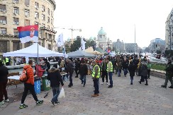 CIRKUS ŠAČICE BLOKADERA NA TRGU NIKOLE PAŠIĆA: Promotivni bazar haosa uz lažne ekologe i političke nalogodavce!