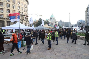 CIRKUS ŠAČICE BLOKADERA NA TRGU NIKOLE PAŠIĆA: Promotivni bazar haosa uz lažne ekologe i političke nalogodavce!